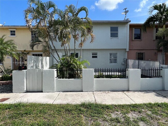 Foto del edificio - 4507 NW 191st Terrace