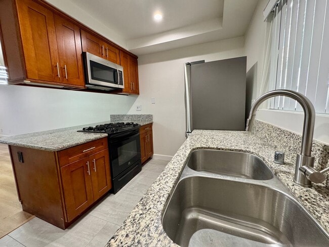 Building Photo - Stylish 2 bed + 2.5 bath + loft townhome n...