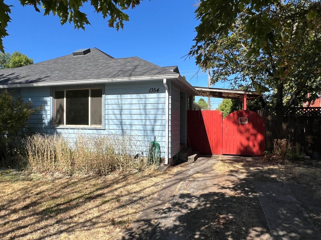 Primary Photo - Spacious 1 Bedroom/ 1 Bath Duplex w/ Fence...