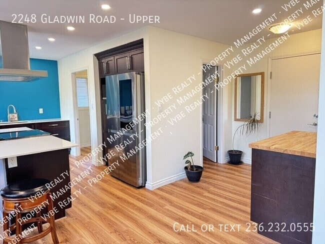 Building Photo - ? Beautiful Rancher Upper Steps from Mill Lake! Upper