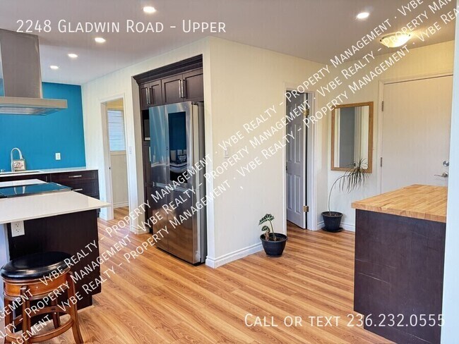 Photo du bâtiment - ? Beautiful Rancher Upper Steps from Mill Lake! Upper
