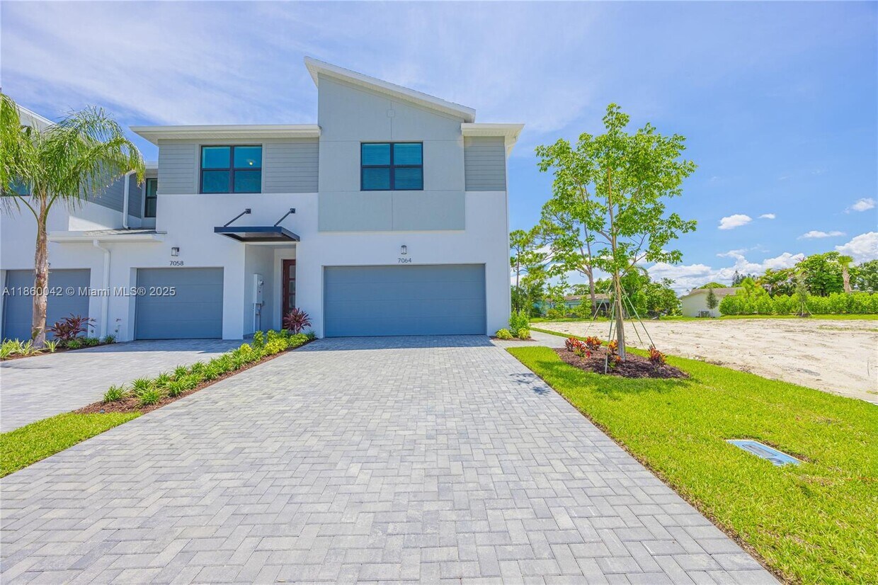 Foto principal - 7064 Channing Ave