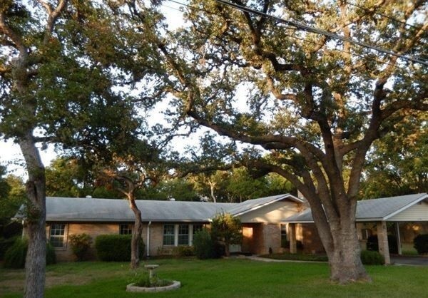 Foto del edificio - Available Early July: Spacious Home With L...