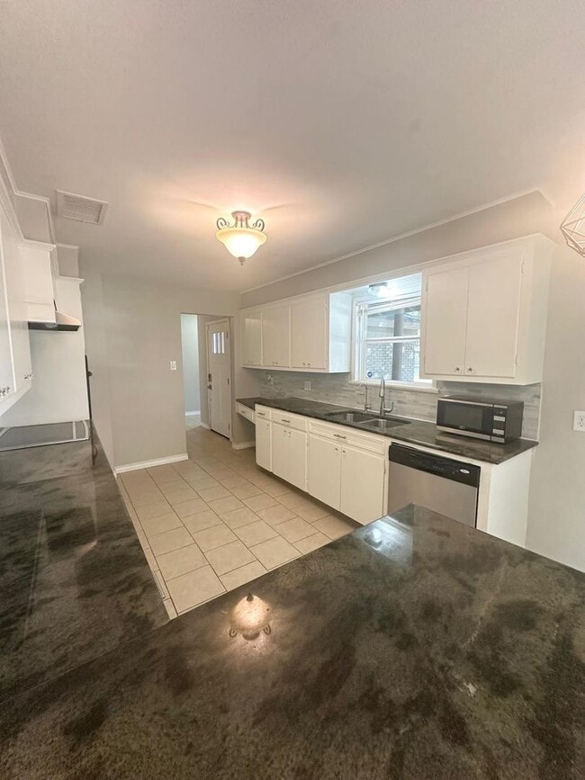 Foto del edificio - 3 Bed 2 Bath Ready to Rent ASAP! Fully remodeled bathrooms!