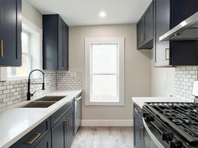 Foto del edificio - 4704 Greenbriar Dr