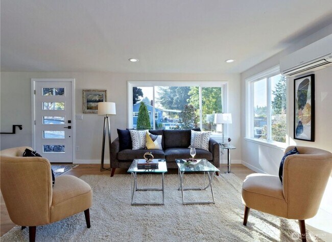 Building Photo - Stunning Remodeled Home in West Seattle
