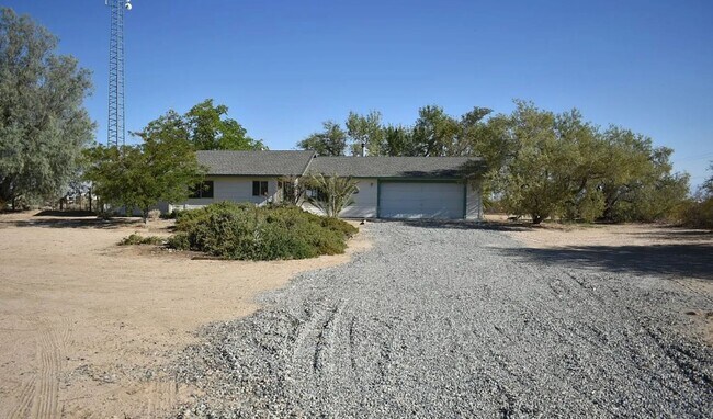 Foto del edificio - 3Bed, 2Bath **ON 2.5 ACRES!** Internet Paid.