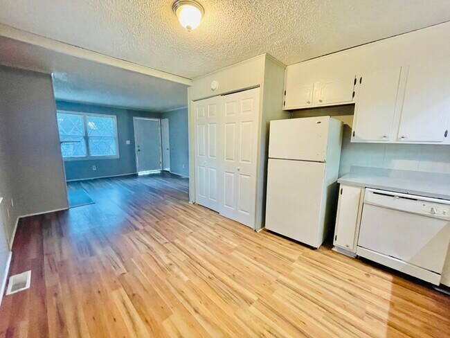Foto del edificio - 4341 N Sharon Amity Rd