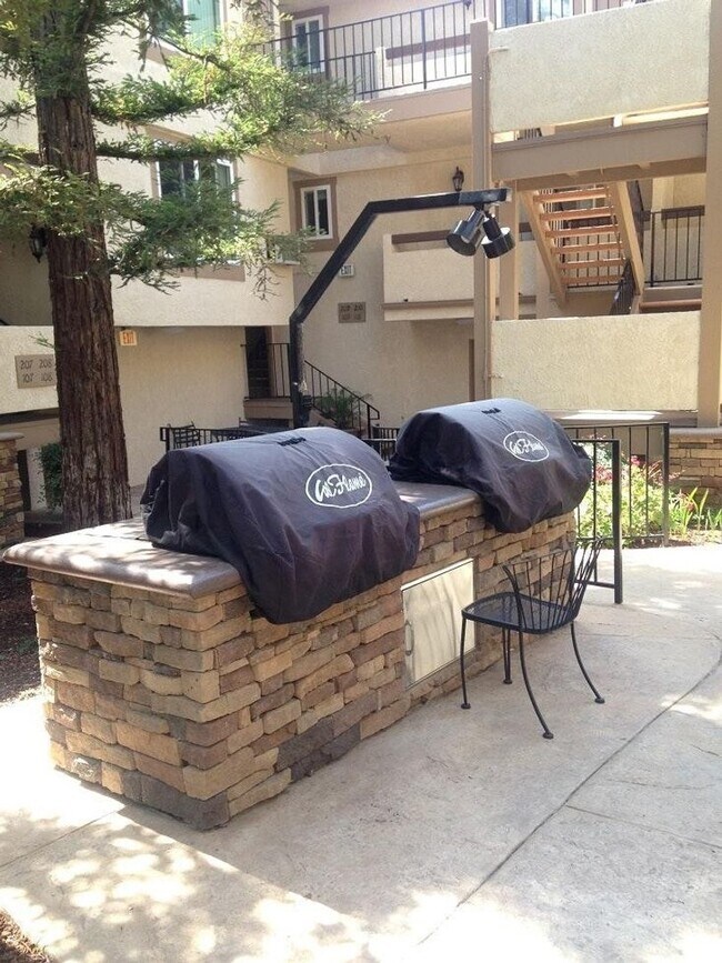 Foto del edificio - 1 bed, 1 bath River Ridge apartment on 2nd...