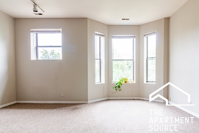 Building Photo - 828 W Dakin St