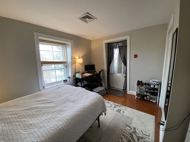 Foto del edificio - Updated 2BR/2BTH w/ HW Floors, A/C, W/D, D...