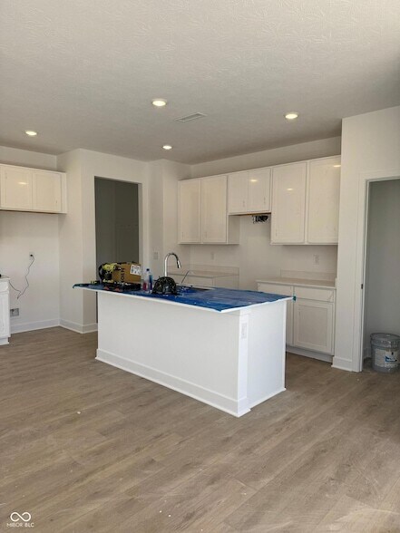 Foto del edificio - 7581 Fallsworth Dr