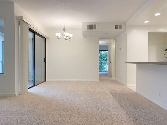 Foto del edificio - Irvine Condo Interior Location Private