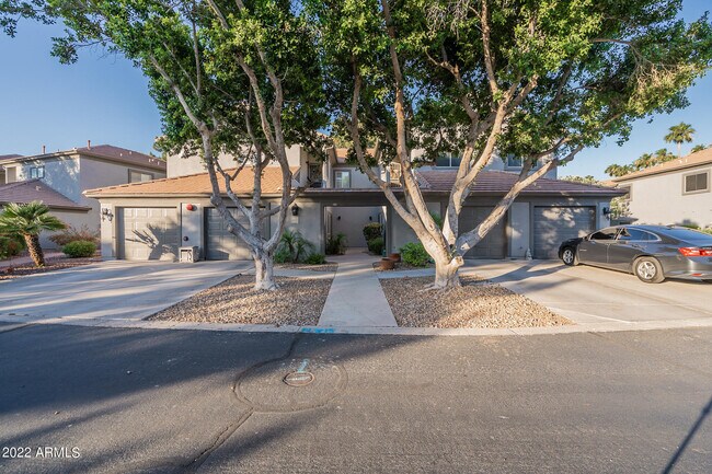Building Photo - 7401 W Arrowhead Clubhouse Dr