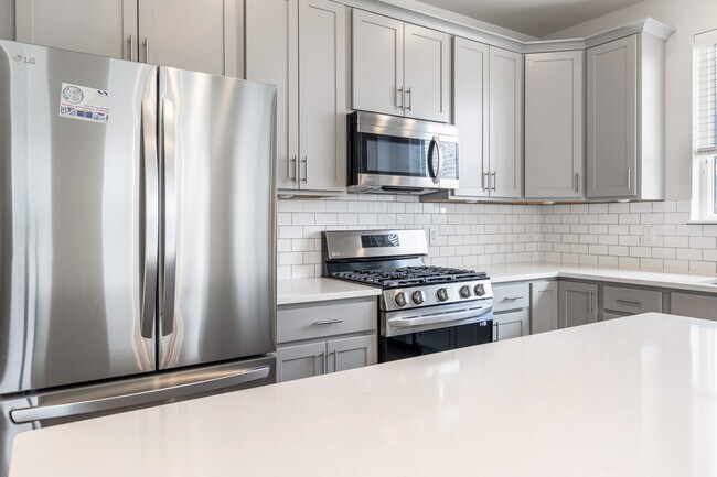 Foto del edificio - W218N16014 Tiger Lily Dr
