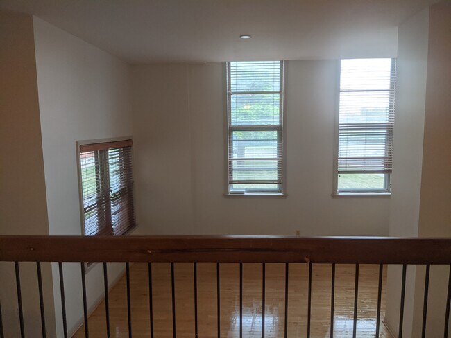 living room - 409 La Grange Ave
