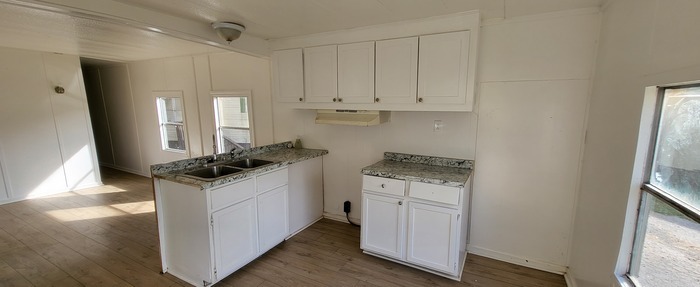 Building Photo - Sunshine Park: Three Bedroom Available