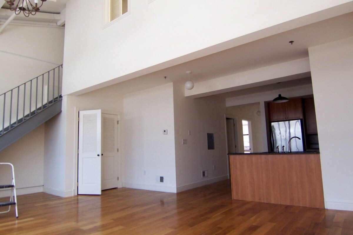 Primary Photo - 300 Communipaw Ave
