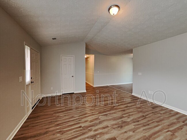 Foto del edificio - 135 Falcon Ridge Dr
