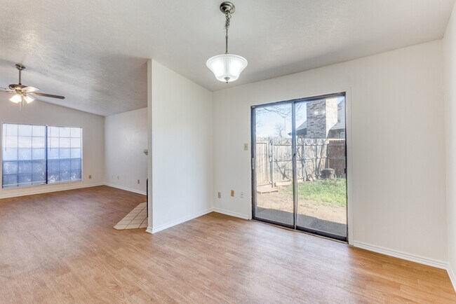 Foto del edificio - 6625 Brookhaven Trail