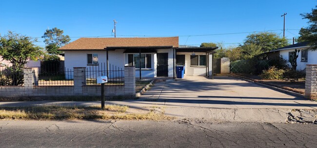 Building Photo - 2126 E Hidalgo Vista