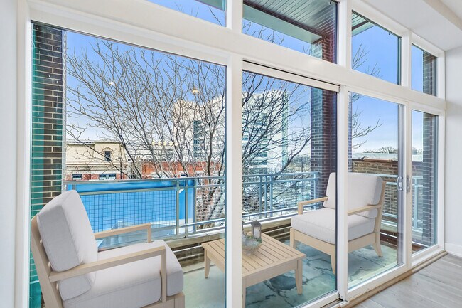 Foto del edificio - 1042 S Oakley Blvd