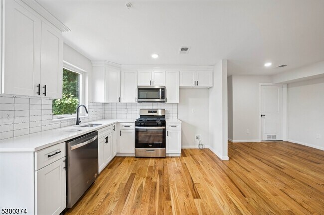 Building Photo - 549 S Orange Ave