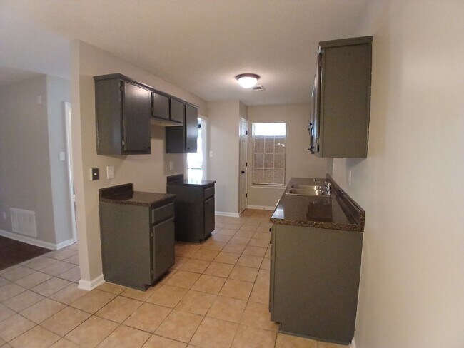 Building Photo - Charming updated 3 bedroom 2.5 bath home -...