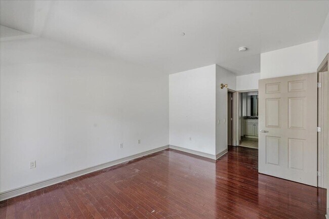 Foto del edificio - 7400 River Rd