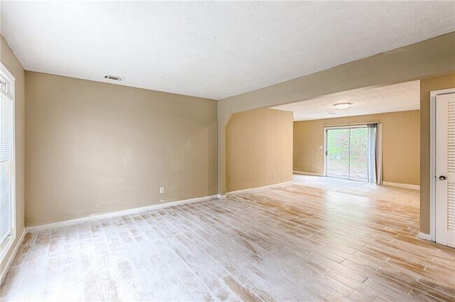 Building Photo - 2865 Springfield Ct SW