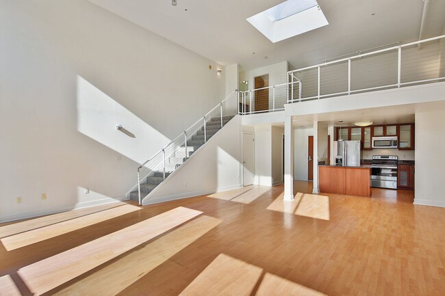 Building Photo - Chic Live/Work Loft!! 1 Bed & 2 Baths w/ O...