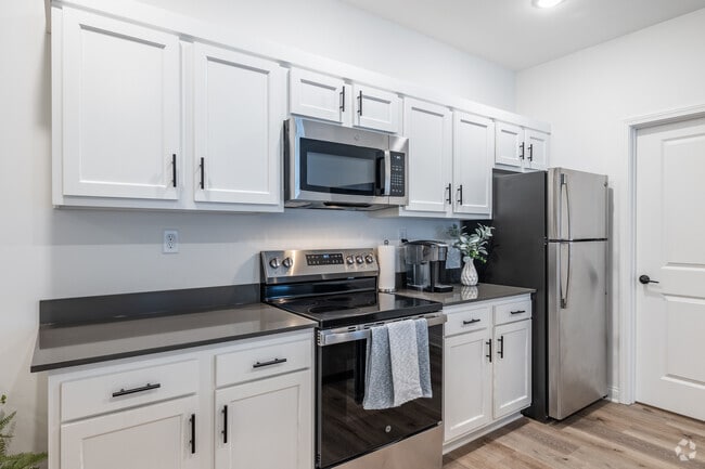 2BR, 2BA - 1,016SF - Kitchen - Gated Villa Apartments at Kearney