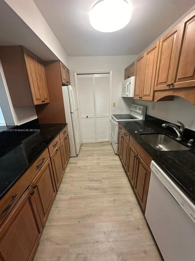 Primary Photo - 240 Lakeview Dr