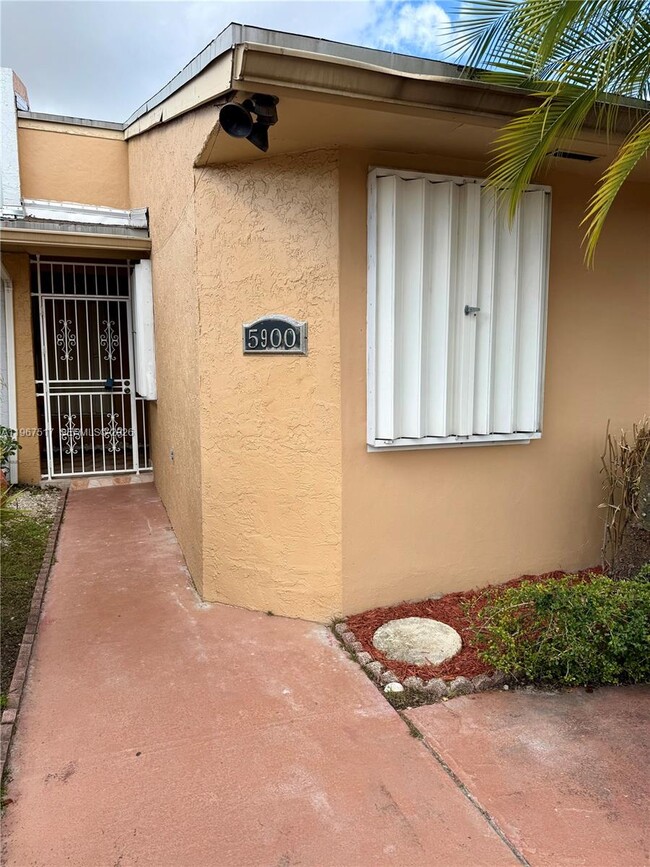 Building Photo - 5900 W 21st Ct