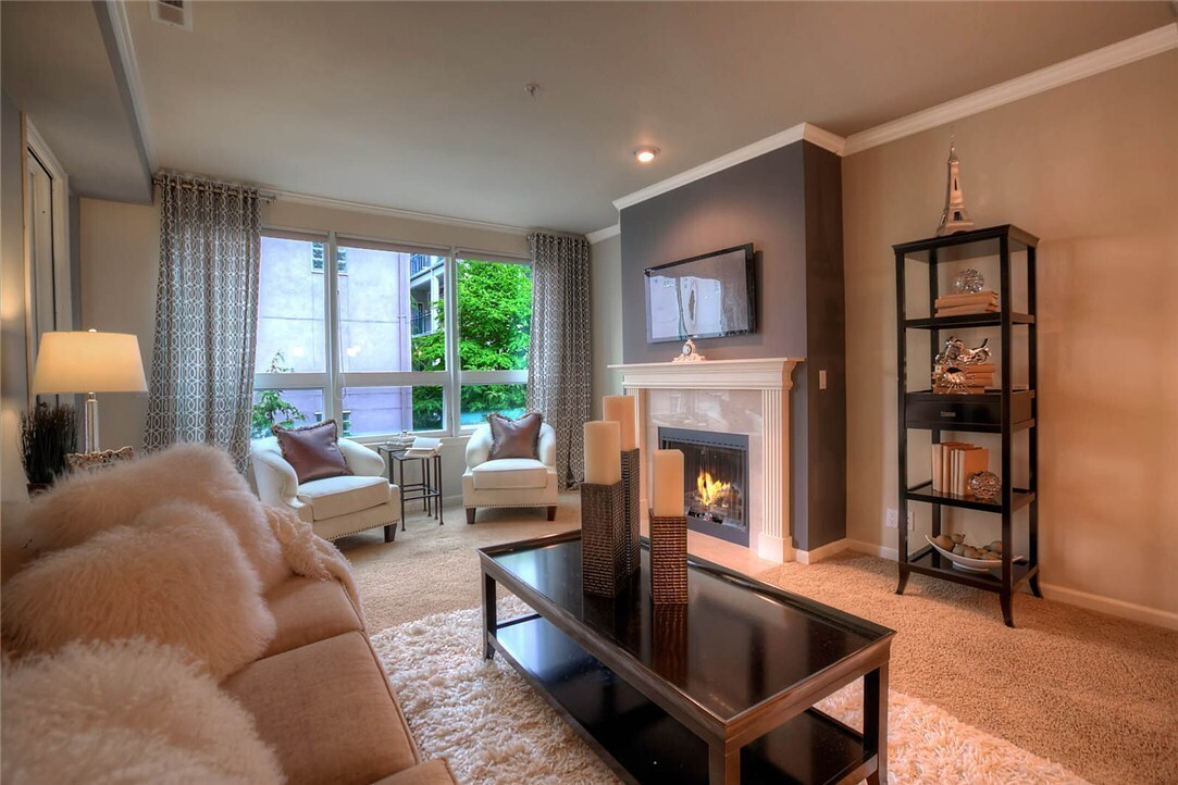Living room - 615 6th St