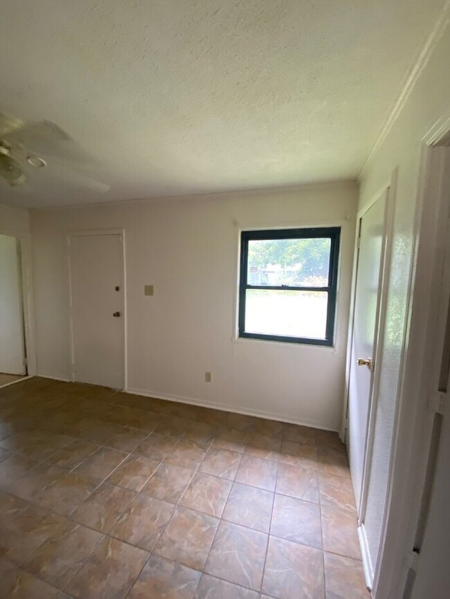 Building Photo - 1104 Berkshire Dr