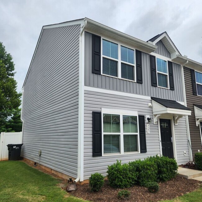 Foto del edificio - 525 Hampton Townes Dr