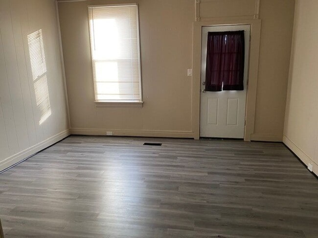 Building Photo - 3 Bedroom Home