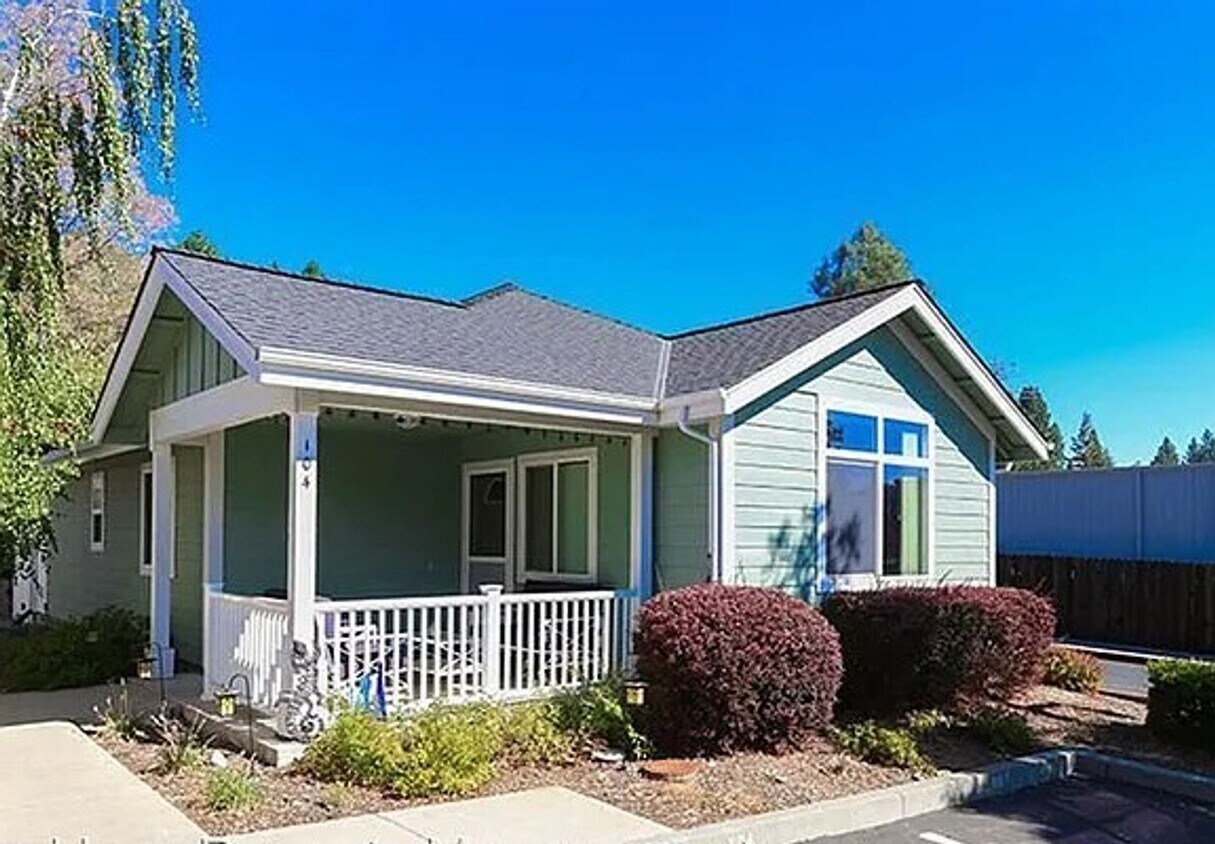 Primary Photo - 2 bedroom, 1 bath close to Grass Valley do...