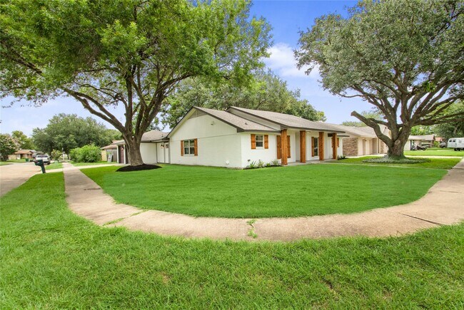 Foto del edificio - 3208 Woodstone Dr