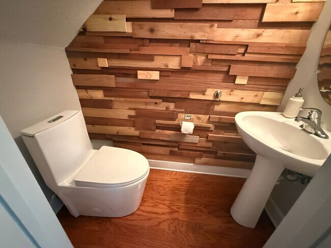 Foto del edificio - 3 Bed/2.5 Bath, 2 Story Townhouse in Summi...