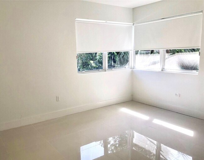 Foto del edificio - 9700 W Bay Harbor Dr