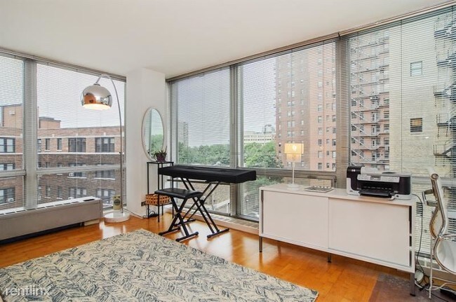 Foto del edificio - 2400 N Lakeview Ave