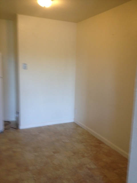 Building Photo - 3 BEDROOM 2 BATH APARTMENT