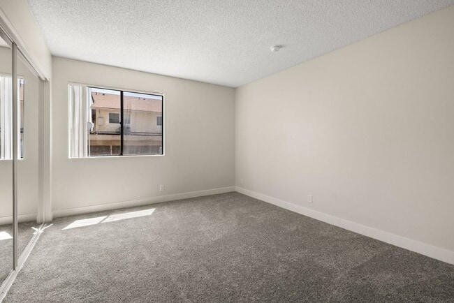 Building Photo - Chatsworth Plaza Apartments