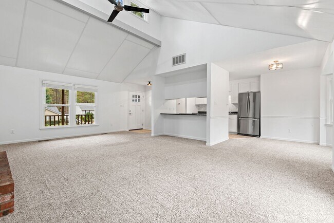 Building Photo - Available Now! Charming 3-bed, 2-bath hous...