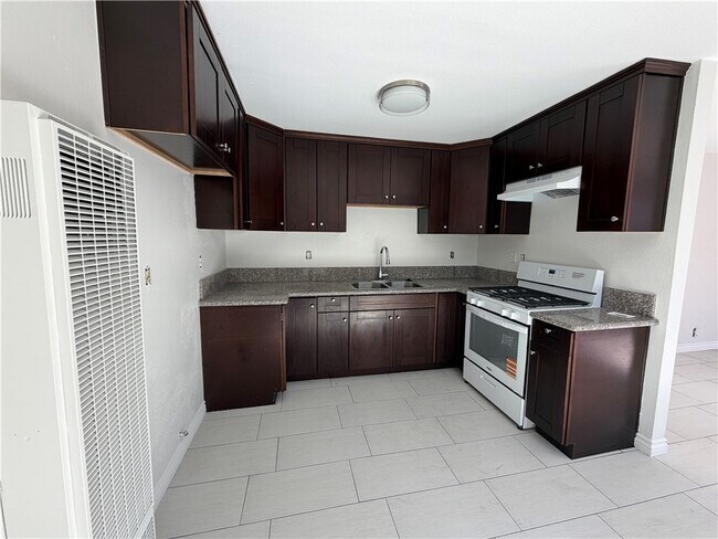 Foto del edificio - 2052 Lewis Ave