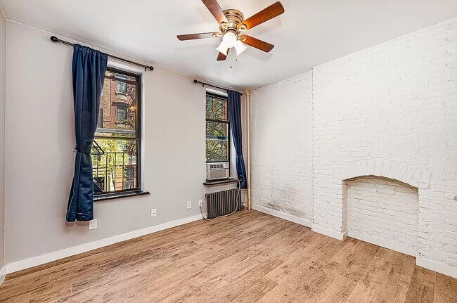 Foto del edificio - 448 W 46th ST