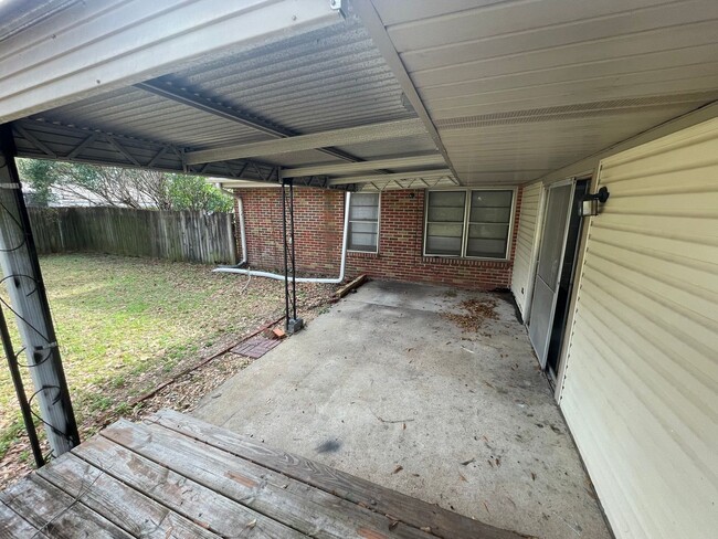 Building Photo - ** 5 Bed 2 Bath located in County Downs** ...