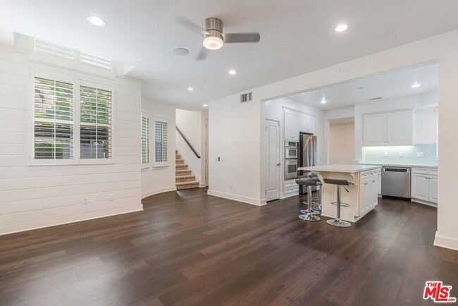 Building Photo - 5800 Seawalk Dr